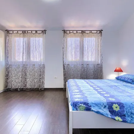 Nyaraló Vela By Interhome