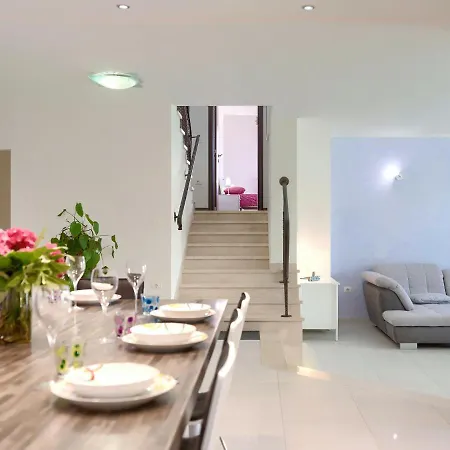 Nyaraló Vela By Interhome